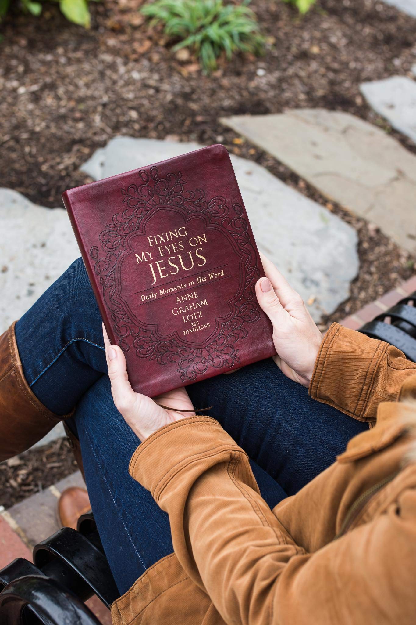 Fixing My Eyes on Jesus: Daily Moments in His Word (A 365-Day Devotional) – The Perfect Christian Gift for Lent and Easter - Image 5