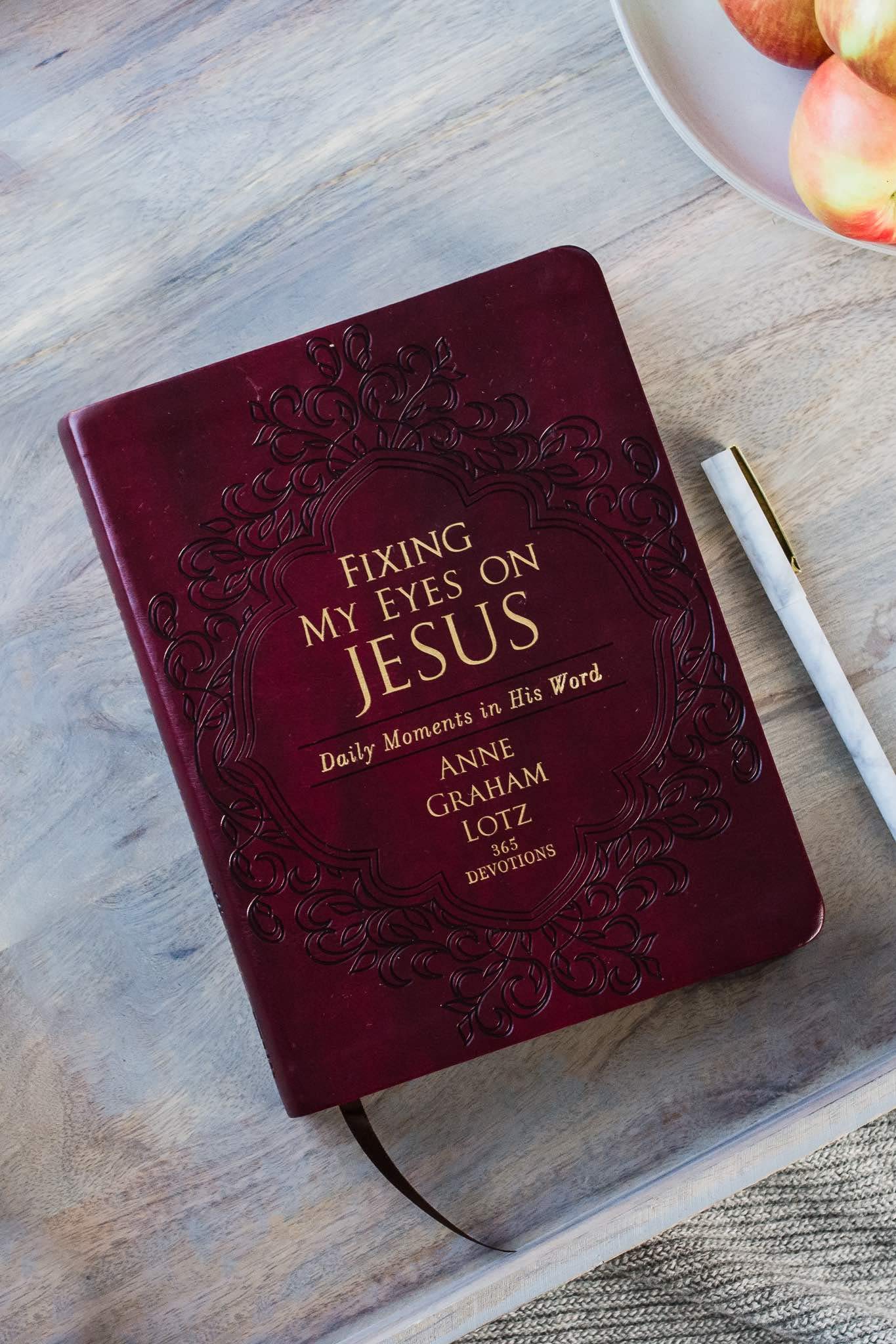 Fixing My Eyes on Jesus: Daily Moments in His Word (A 365-Day Devotional) – The Perfect Christian Gift for Lent and Easter - Image 6